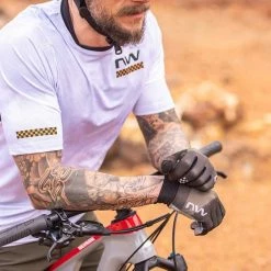 Northwave Bomb Short Sleeve Jersey White Gold 9 Northwave Bomb Short Sleeve Jersey White Gold -Bikes Shop nw nw22 89221039 52 004